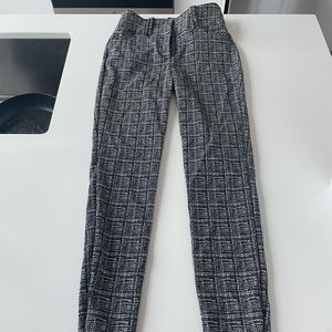 Salt and pepper, skinny pants. Size small, stretchy and comfortable.